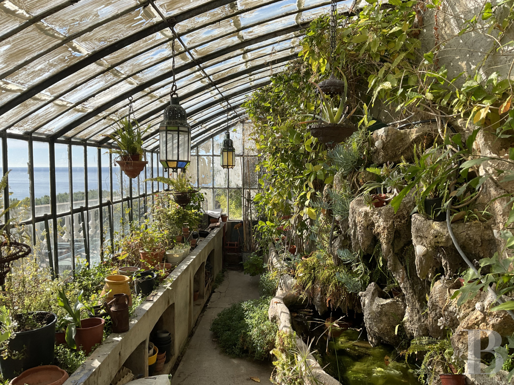 À Marseille, au cœur du Roucas-Blanc, une villa du 19ème siècle et ses spectaculaires jardins et rocailles dominant la corniche - photo  n°9
